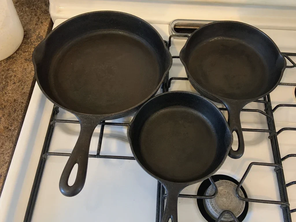 Cast iron cookware set image 1