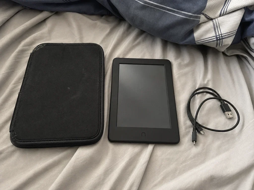 Small e-reader with case image 1