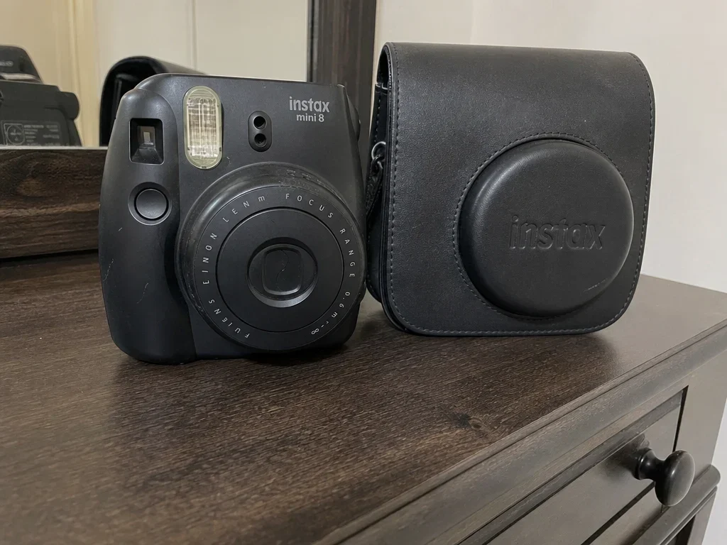 Instant camera with case image 1