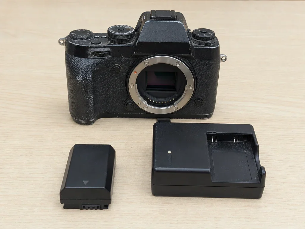 Mirrorless camera body image 1