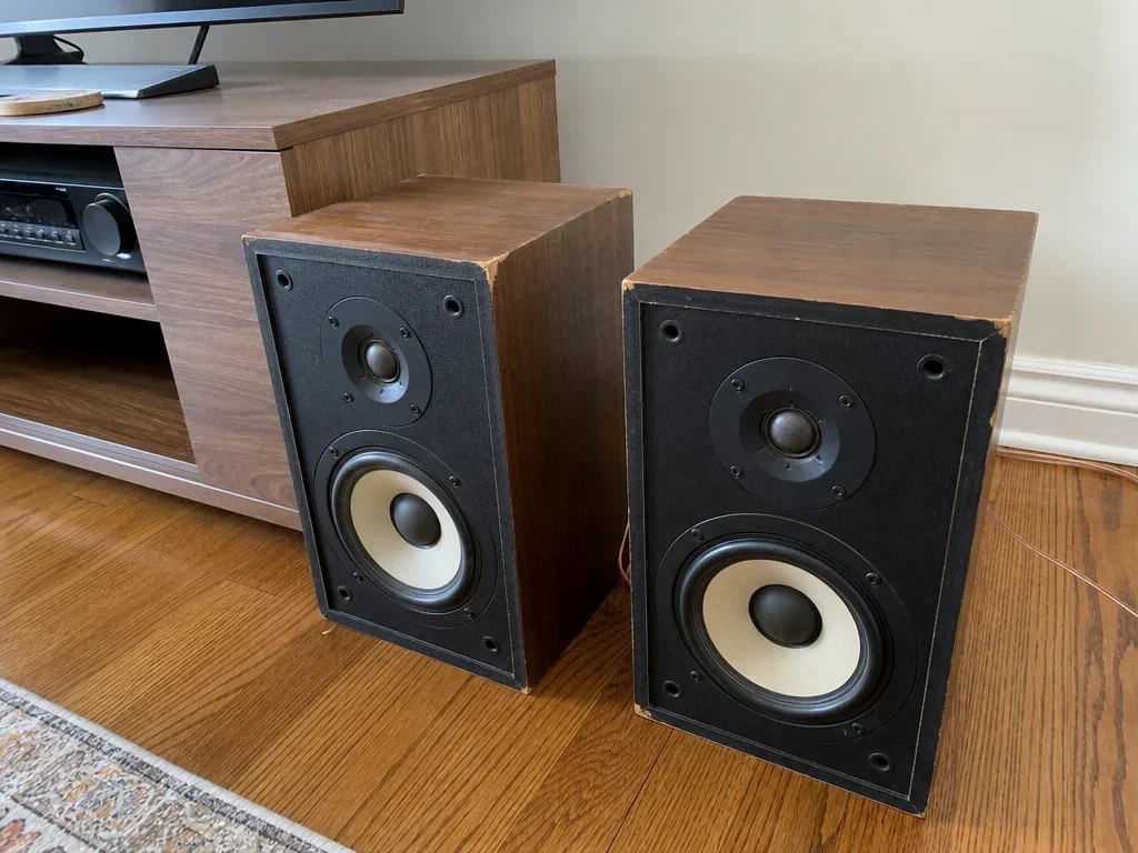 Pair of bookshelf speakers image 1