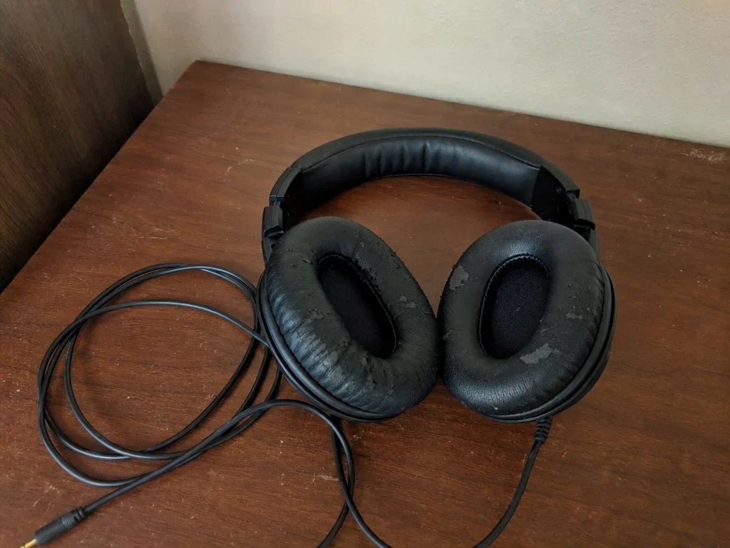 Over-ear wired headphones image 1