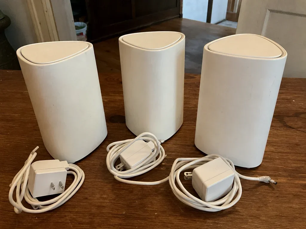 Set of 3 mesh Wi-Fi units image 1