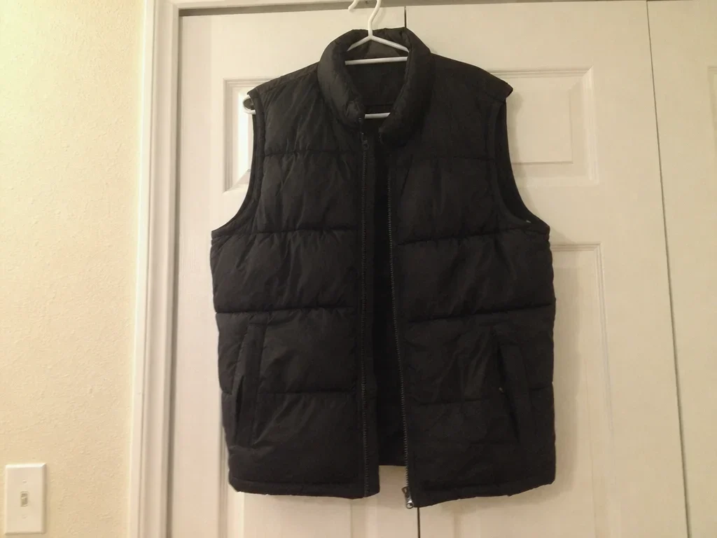 Black puffer vest - medium image 1