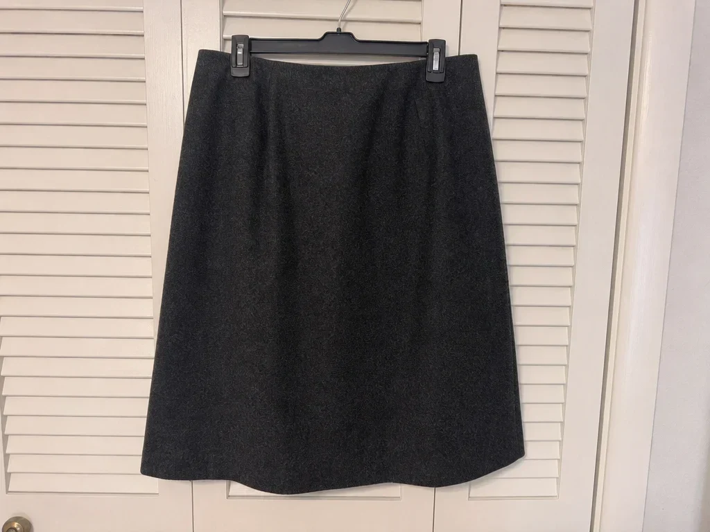Charcoal wool skirt - size 8 image 1