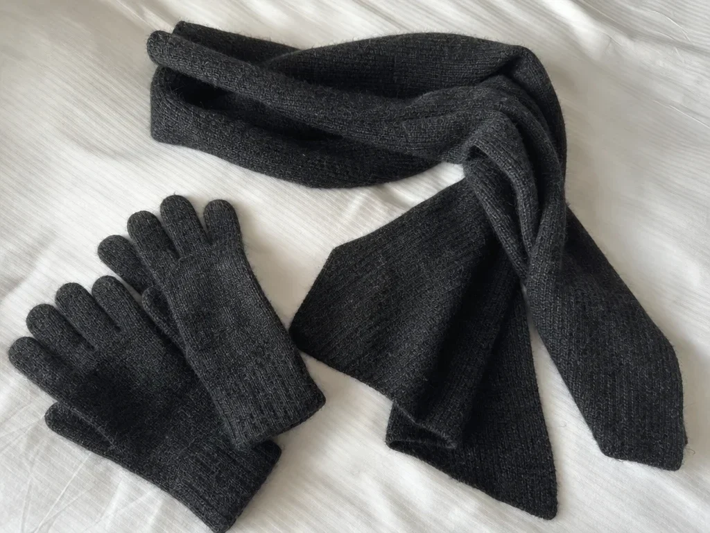 Wool scarf and gloves set image 1